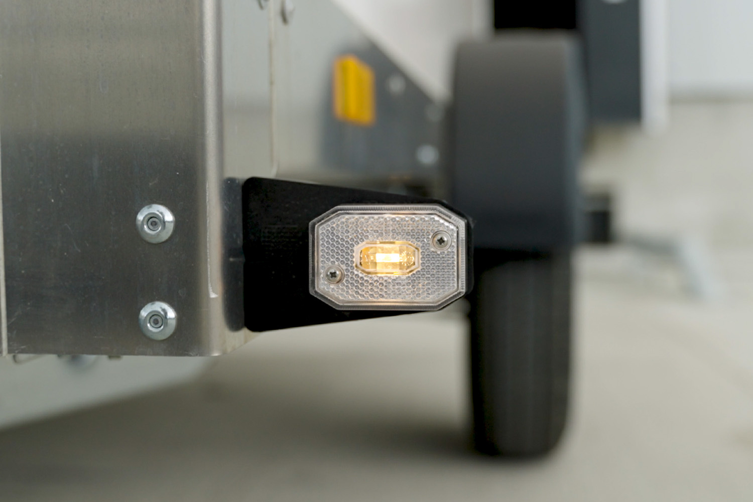 FRISTOM FT001 white side marker light (with holder and reflector) UNITRAILER